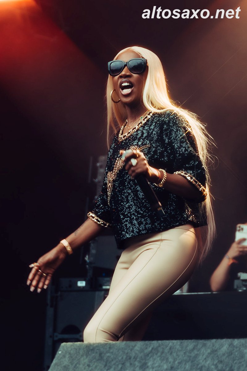 AltosaxoMusic's tweet image. Vanessa Bling performs live at Wireless Festival 2024 at Finsbury Park in London on July 12, 2024. #VanessaBling #WirelessFest 
ALTOSAXO Music Apparel 
altosaxo.net