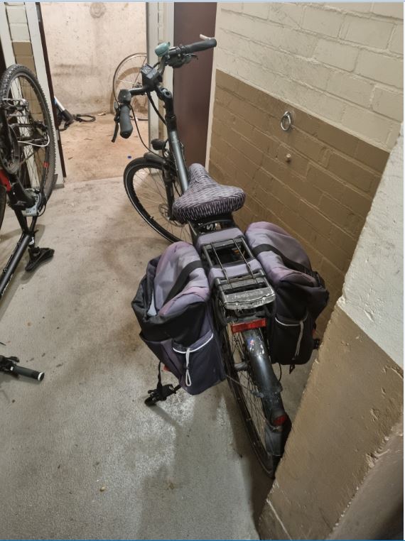 De fietsen op de foto zijn onder verdachte omstandigheden aangetroffen en mogelijk van diefstal afkomstig. Ben jij (of ken jij) de eigenaar van één van deze fietsen, neem dan alsjeblieft contact met ons op via ✉️ DM of 📞bel naar 0900-8844. (Registratienummer: 2024328357)