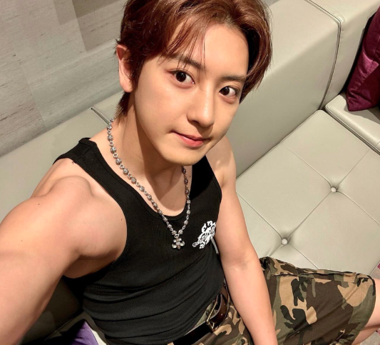 AboutMusicYT's tweet photo. EXO's Chanyeol announces that he's almost done preparing for his solo album, and debuts a new hair color. https://t.co/ZufAbiL5vM
