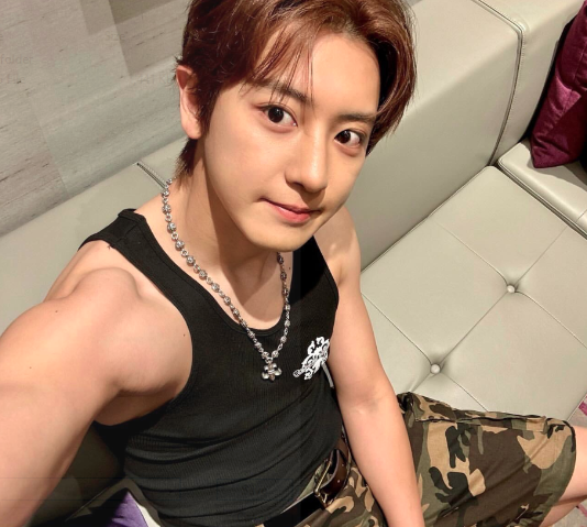 AboutMusicYT's tweet photo. EXO's Chanyeol announces that he's almost done preparing for his solo album, and debuts a new hair color. https://t.co/ZufAbiL5vM