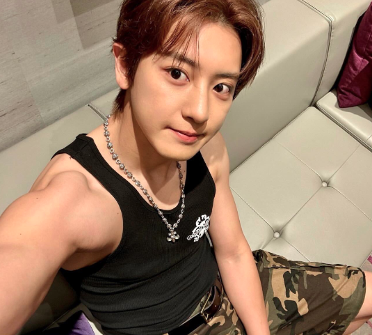 AboutMusicYT's tweet photo. EXO's Chanyeol announces that he's almost done preparing for his solo album, and debuts a new hair color. https://t.co/ZufAbiL5vM