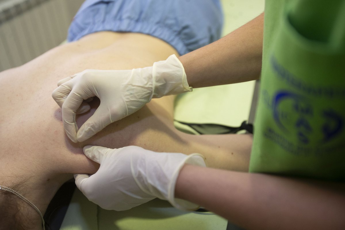 Lo que nos gusta una aguja... La punción seca es una técnica de fisioterapia invasiva que se utiliza para tratar los puntos gatillo y aliviar el dolor muscular. 
Puedes informarte de nuestros tratamientos en Calle Doña Berenguela 2 Bajo A o en el 979751815 
Feliz fin de semana🥳