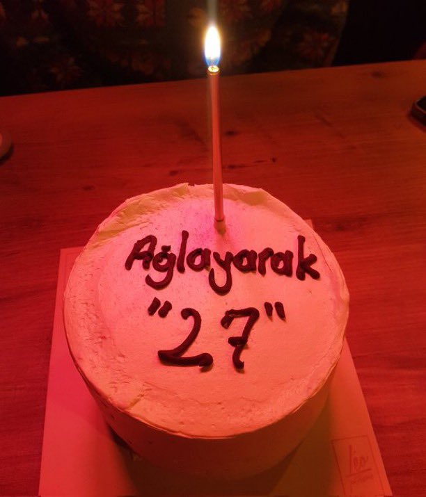 amnbosversene's tweet photo. arkadaşlarımın aldığı doğum günü pastası / garsonun bana servis edişi https://t.co/CJOj2NNaW7