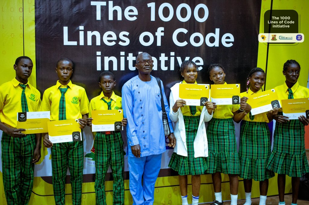 CodegarageA's tweet image. Today, we celebrated the grand finale of the #1000LinesofCode initiative, organised put together for 5 days by us in partnership with the @oyostategovt , @zeeh_africa , and @386konsult .

#1000LinesofCode #CodeGarageAfrica #ZeehAfrica #386konsult