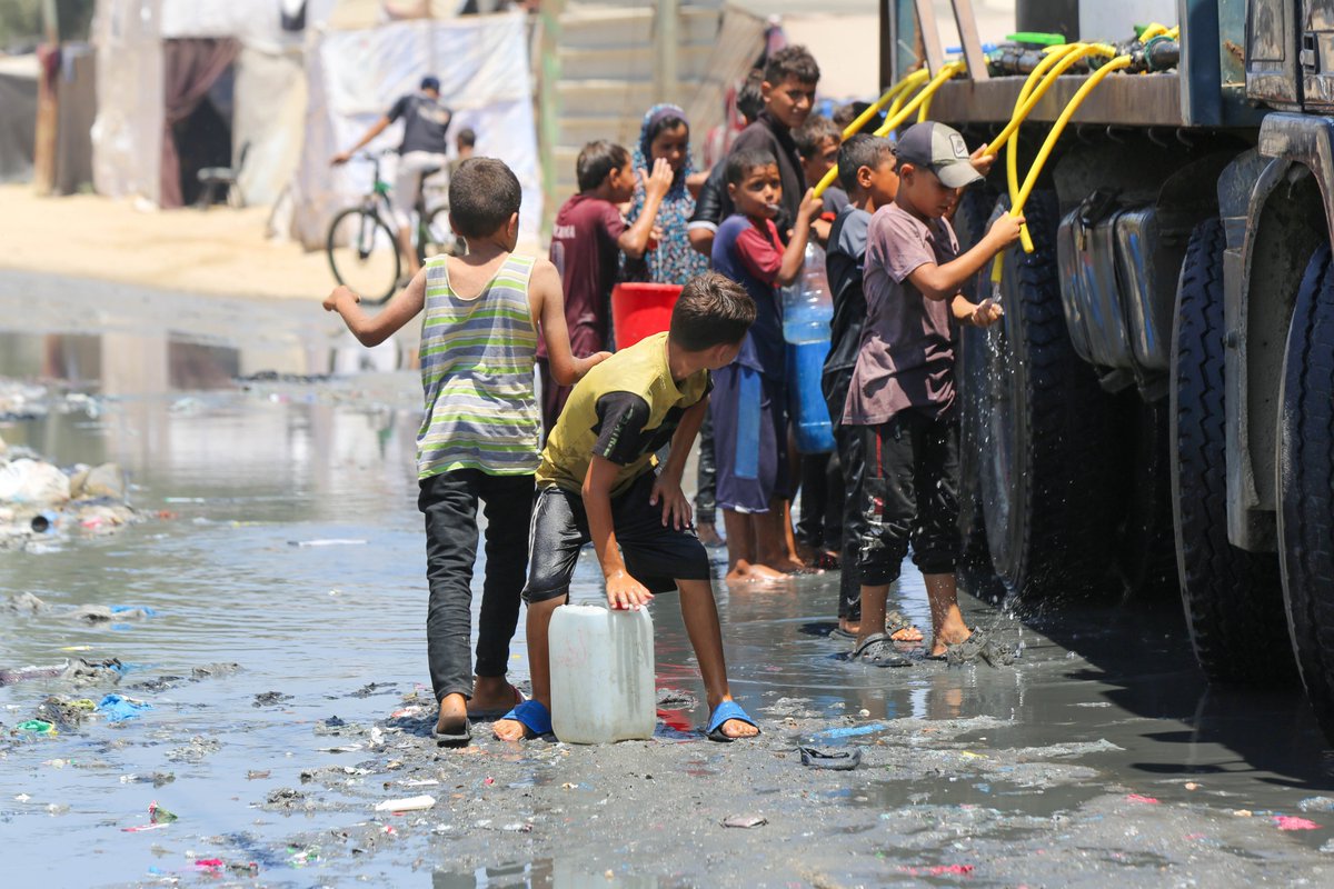 GulfTimes_QATAR's tweet photo. Families in #Gaza continue to live in dire and #inhumane conditions, with minimal access to #clean_water & #sanitation, and waste & rubble piling up.
Waterborne illnesses, #diarrhea and other diseases pose a huge #threat to the #population, of which 9 in every 10 people are displaced.@UNRWA