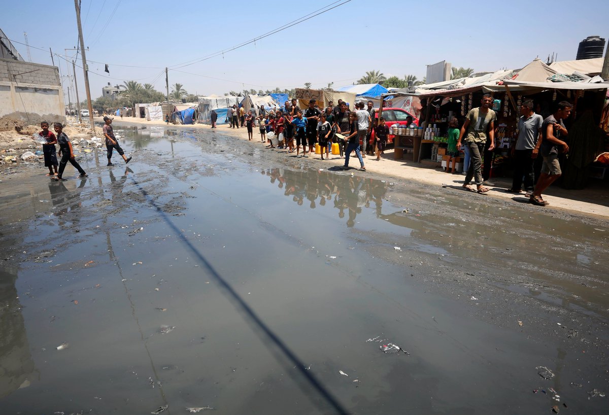 GulfTimes_QATAR's tweet photo. Families in #Gaza continue to live in dire and #inhumane conditions, with minimal access to #clean_water & #sanitation, and waste & rubble piling up.
Waterborne illnesses, #diarrhea and other diseases pose a huge #threat to the #population, of which 9 in every 10 people are displaced.@UNRWA