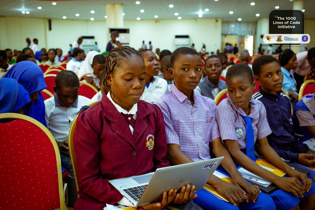 CodegarageA's tweet image. The goal of this initiative was to train 1000 senior secondary school students from the 11 local government areas of Ibadan in both coding and non-coding tech skills. Throughout the program, students participated in classes on #UIUXDesign, #FrontendDevelopment,

#1000LinesofCode
