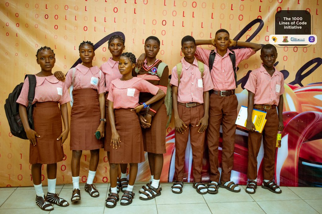 CodegarageA's tweet image. The goal of this initiative was to train 1000 senior secondary school students from the 11 local government areas of Ibadan in both coding and non-coding tech skills. Throughout the program, students participated in classes on #UIUXDesign, #FrontendDevelopment,

#1000LinesofCode