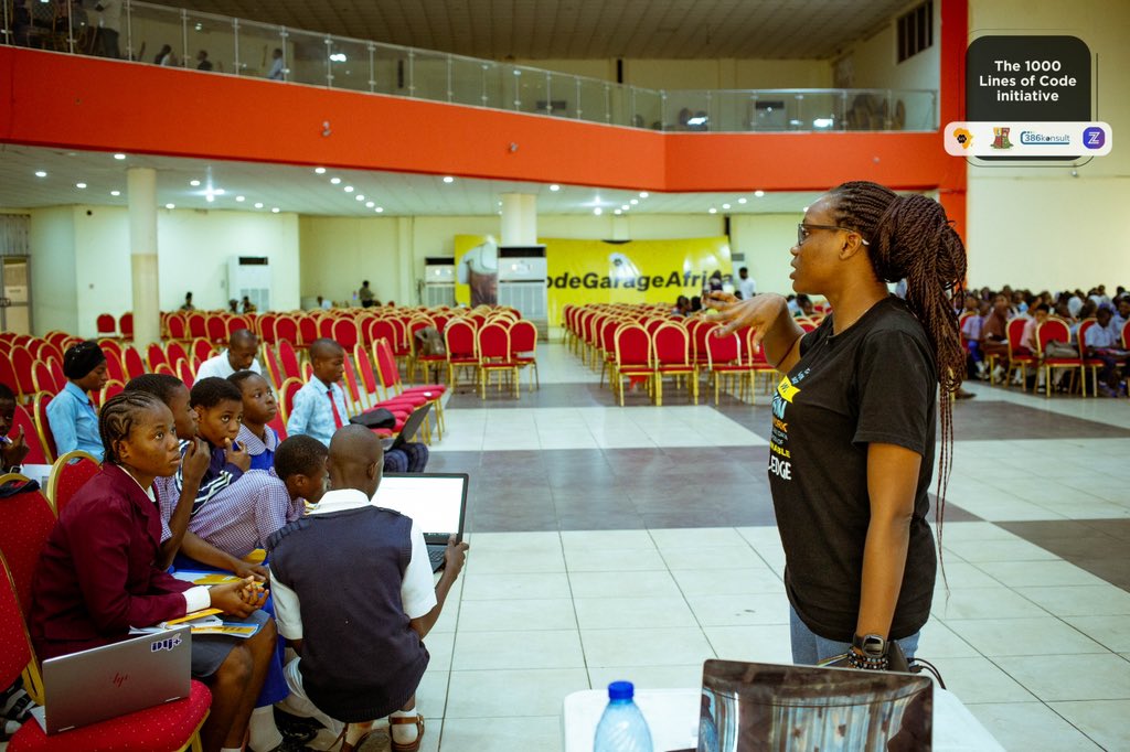 CodegarageA's tweet image. The goal of this initiative was to train 1000 senior secondary school students from the 11 local government areas of Ibadan in both coding and non-coding tech skills. Throughout the program, students participated in classes on #UIUXDesign, #FrontendDevelopment,

#1000LinesofCode