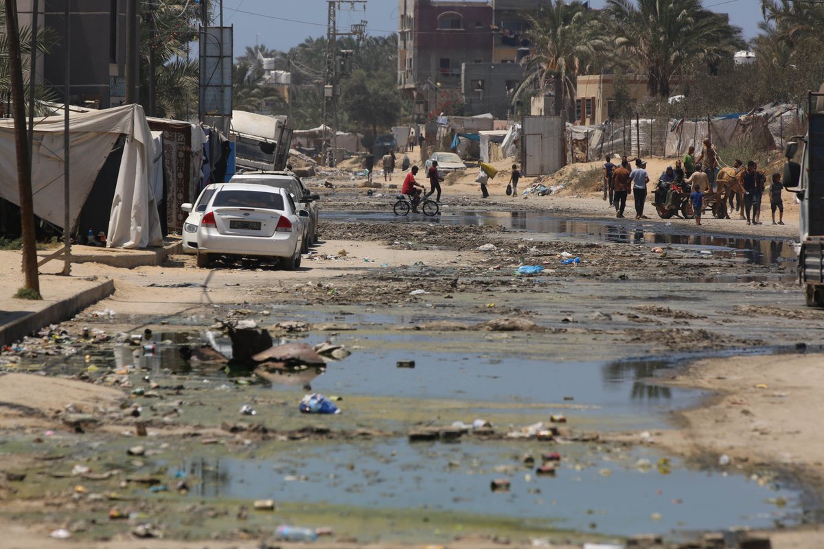 GulfTimes_QATAR's tweet photo. Families in #Gaza continue to live in dire and #inhumane conditions, with minimal access to #clean_water & #sanitation, and waste & rubble piling up.
Waterborne illnesses, #diarrhea and other diseases pose a huge #threat to the #population, of which 9 in every 10 people are displaced.@UNRWA