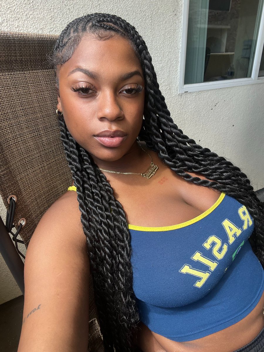 trapstarsarah's tweet photo. when yo roblox mug and yo real life mug tea https://t.co/DMKItP8sTM