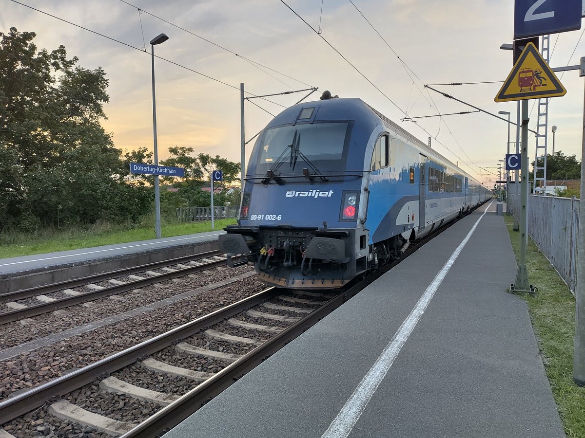 Christian_Cmbln's tweet photo. Der #Railjet ist tatsächlich für Deutschland- und Nahverkehrstickets freigegeben! Allerdings nicht bis zu seinem Ziel Berlin-Charlottenburg sondern nur bis zum Hauptbahnhof! Wer also vom Hbf nach Charlottenburg will benötigt also ein Fernverkehrsticket! 😉😅 #VBB #Českédráhy https://t.co/TfsfLxCBeJ