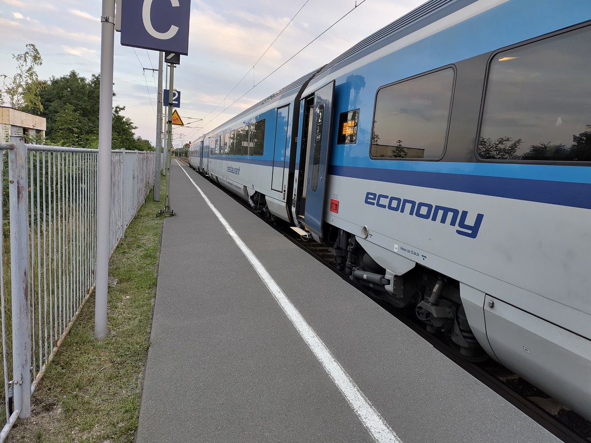 Christian_Cmbln's tweet photo. Der #Railjet ist tatsächlich für Deutschland- und Nahverkehrstickets freigegeben! Allerdings nicht bis zu seinem Ziel Berlin-Charlottenburg sondern nur bis zum Hauptbahnhof! Wer also vom Hbf nach Charlottenburg will benötigt also ein Fernverkehrsticket! 😉😅 #VBB #Českédráhy https://t.co/TfsfLxCBeJ