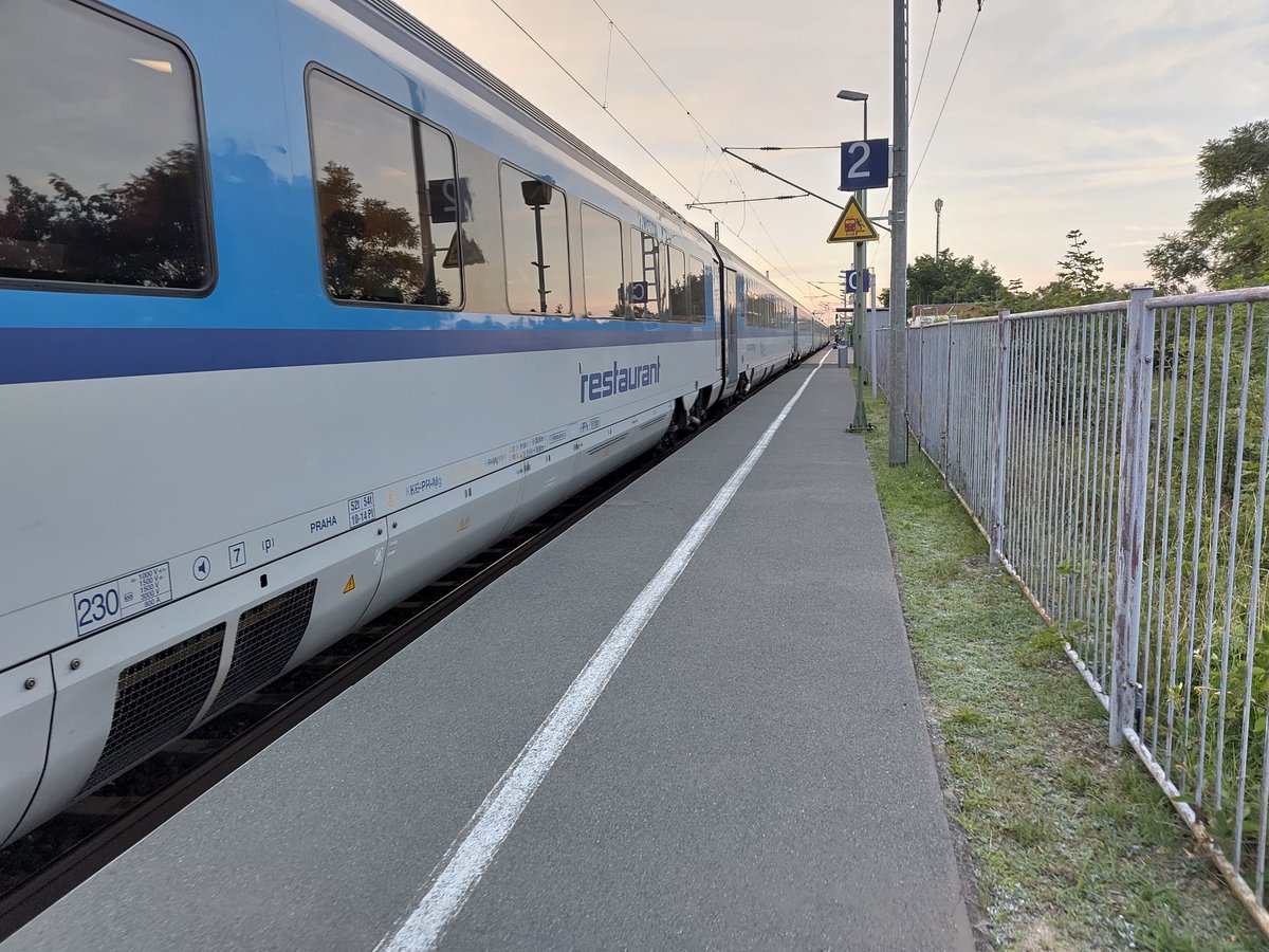 Christian_Cmbln's tweet photo. Der #Railjet ist tatsächlich für Deutschland- und Nahverkehrstickets freigegeben! Allerdings nicht bis zu seinem Ziel Berlin-Charlottenburg sondern nur bis zum Hauptbahnhof! Wer also vom Hbf nach Charlottenburg will benötigt also ein Fernverkehrsticket! 😉😅 #VBB #Českédráhy https://t.co/TfsfLxCBeJ