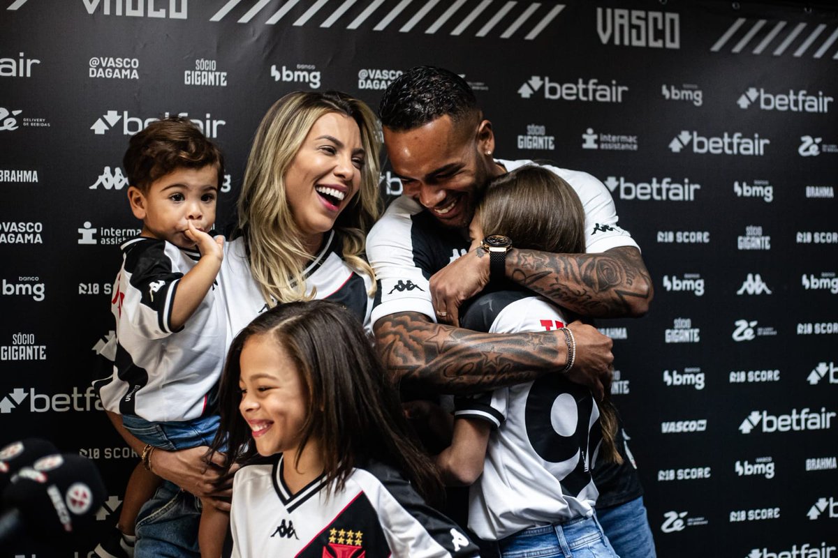 NewsAlmirantee's tweet photo. - Sonhei com você
- Ah, é? E como foi?
- Não lembro...

📸: Leandro Amorim | Vasco https://t.co/Tq9T7UKT1N