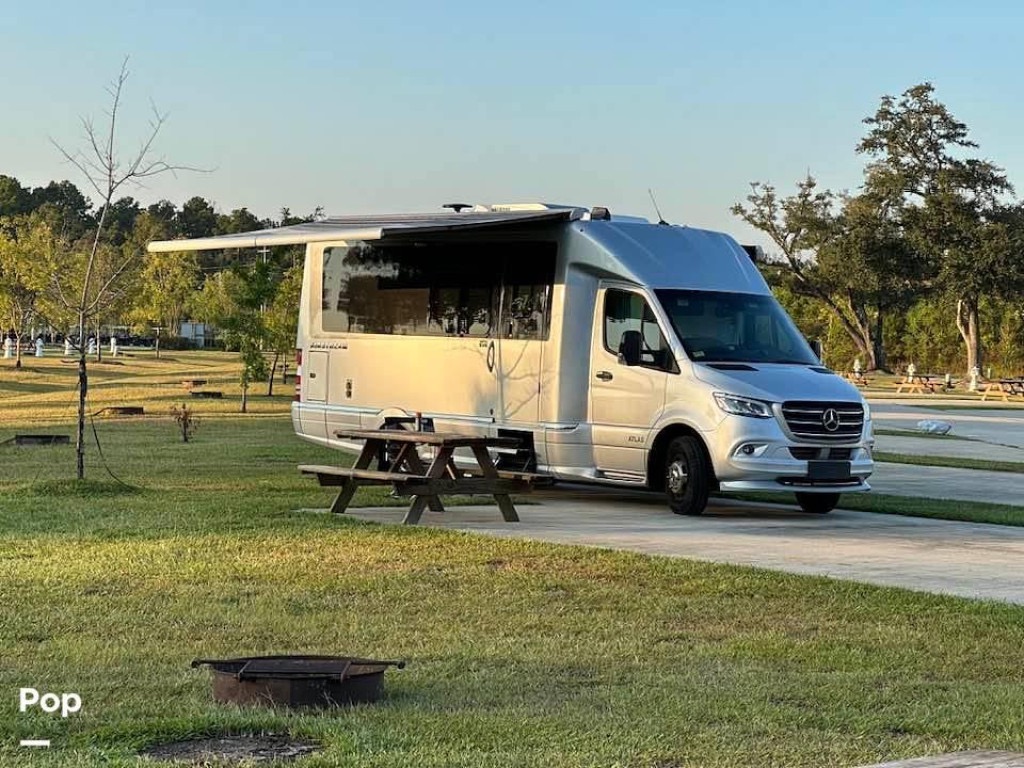 RvCrazy's tweet photo. EXCELLENT 2022 #AIRSTREAM ATLAS MURPHY SUITE CLASS-B+ COACH! Ideal for couples seeking Class A luxury with #ClassB ease. #Pet-friendly with ample space and storage. 
🔸Price $216,900
🔸Location #FortMyers #Florida

➖➖
🔗 https://t.co/c5sqers6Jh
➖➖

#ClassBForSale https://t.co/T7GiLOetuk