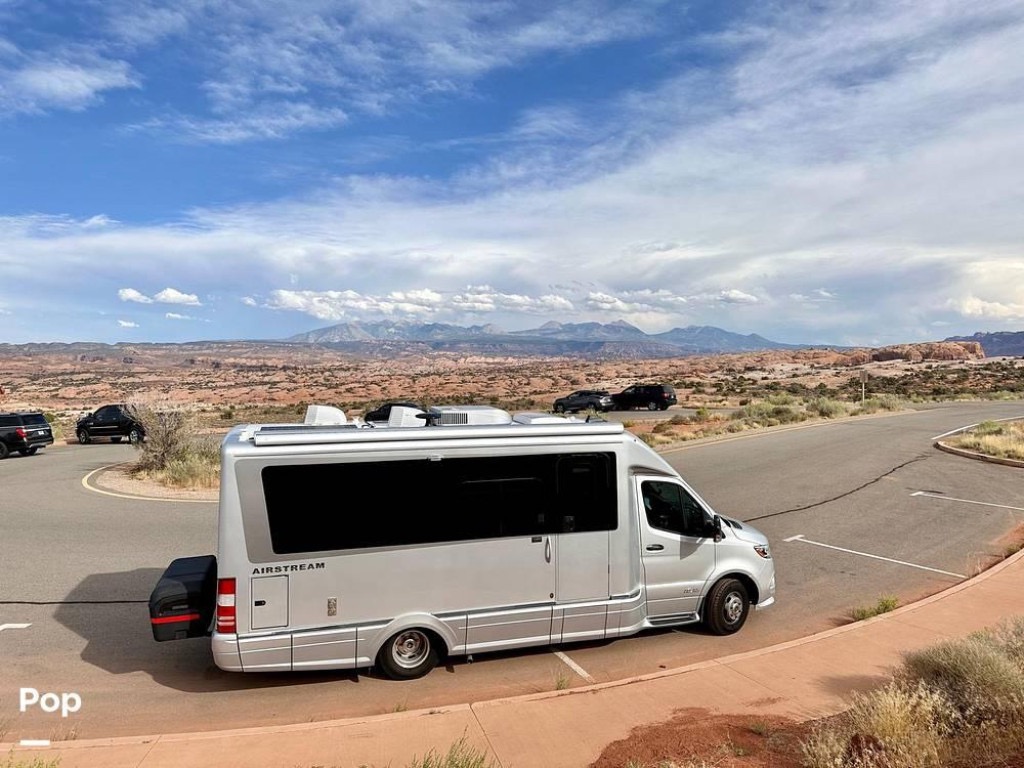 RvCrazy's tweet photo. EXCELLENT 2022 #AIRSTREAM ATLAS MURPHY SUITE CLASS-B+ COACH! Ideal for couples seeking Class A luxury with #ClassB ease. #Pet-friendly with ample space and storage. 
🔸Price $216,900
🔸Location #FortMyers #Florida

➖➖
🔗 https://t.co/c5sqers6Jh
➖➖

#ClassBForSale https://t.co/T7GiLOetuk