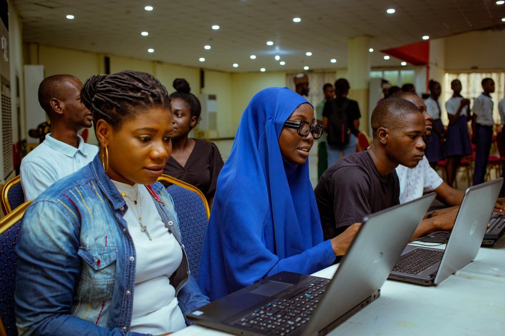 CodegarageA's tweet image. To all our students congratulations on your certifications. If you couldn’t get your certificate rest assured, we would send you an E-certificate.

A big shoutout to @zeeh_africa and @386konsult for your massive support. 

#1000LinesofCode #CodeGarageAfrica #ZeehAfrica