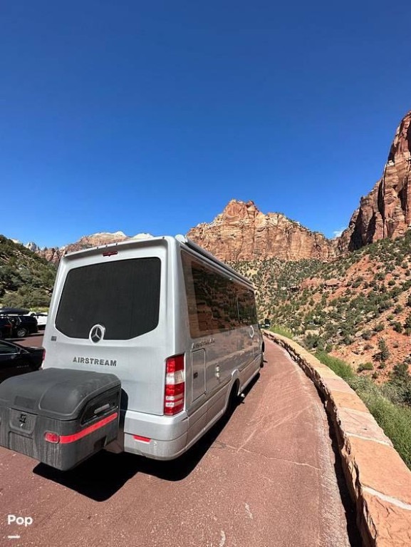 RvCrazy's tweet photo. EXCELLENT 2022 #AIRSTREAM ATLAS MURPHY SUITE CLASS-B+ COACH! Ideal for couples seeking Class A luxury with #ClassB ease. #Pet-friendly with ample space and storage. 
🔸Price $216,900
🔸Location #FortMyers #Florida

➖➖
🔗 https://t.co/c5sqers6Jh
➖➖

#ClassBForSale https://t.co/T7GiLOetuk