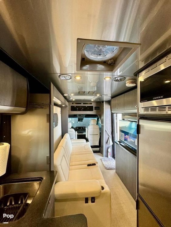 RvCrazy's tweet photo. EXCELLENT 2022 #AIRSTREAM ATLAS MURPHY SUITE CLASS-B+ COACH! Ideal for couples seeking Class A luxury with #ClassB ease. #Pet-friendly with ample space and storage. 
🔸Price $216,900
🔸Location #FortMyers #Florida

➖➖
🔗 https://t.co/c5sqers6Jh
➖➖

#ClassBForSale https://t.co/T7GiLOetuk