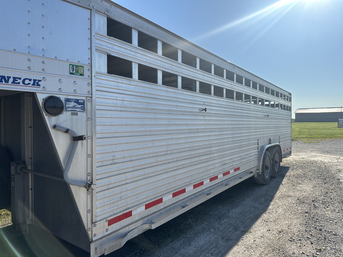 Loading and transporting cattle properly can reduce the risk of complications and injuries. Providing sufficient space is extremely important, especially in the summer heat. Check out the BQA loading density guidelines for mature cattle below!
bqa.org/Media/BQA/Docs…