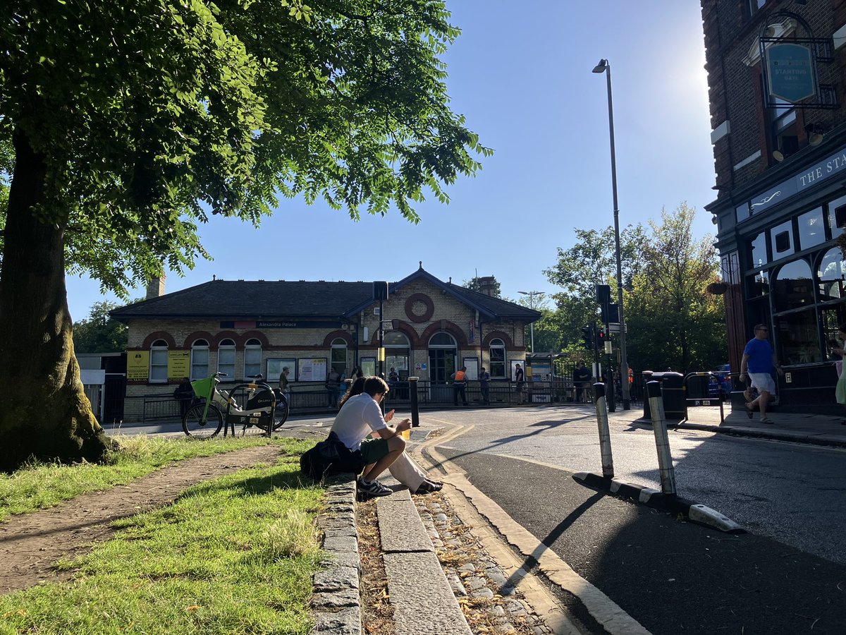 msolwilliams's tweet photo. What a beautiful place Ally Pally can be!

Why is it so unusually nice now…? 🤔

Because @Yourallypally has closed Alexandra Palace way to cars! 

Tonight for @TomOdell, another day for another great event. 

As the Park and Palace were intended. Good for all. Make it permanent! https://t.co/qBVHEZZbYX