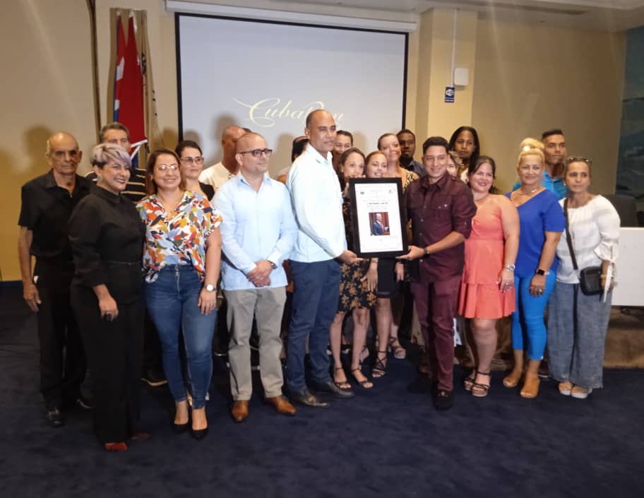 dist_cubaron's tweet photo. La Dirección Nacional nuestro centro recibe hoy el Reconocimiento de Colectivo #MásProductivoYEficiente que otorga el Sindicato Nacional de los Trabajadores de la Industria Alimentaria y de la Pesca. 
Felicidades #Equipo!!! 💪🏼🥃🇨🇺
#CubaRon #ElProductorOriginal #LoBuenoSeComparte https://t.co/vHyeXDshCz