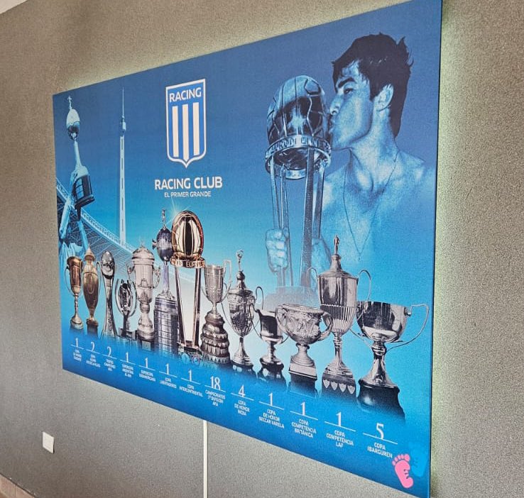 1903Academia's tweet image. Costó pero se consiguió. Hermosa gigantografía con los 39⭐️ títulos oficiales de #Racing en el Predio Tita.

No falta nada: desde la Intercontinental🌎 y la Libertadores🏆 hasta las 18 Ligas🇦🇷 y las distintas Copas Nacionales e internacionales del Club.

¡Ojalá llegue al Estadio!