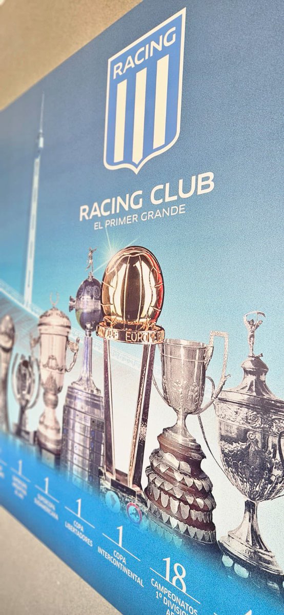 1903Academia's tweet image. Costó pero se consiguió. Hermosa gigantografía con los 39⭐️ títulos oficiales de #Racing en el Predio Tita.

No falta nada: desde la Intercontinental🌎 y la Libertadores🏆 hasta las 18 Ligas🇦🇷 y las distintas Copas Nacionales e internacionales del Club.

¡Ojalá llegue al Estadio!
