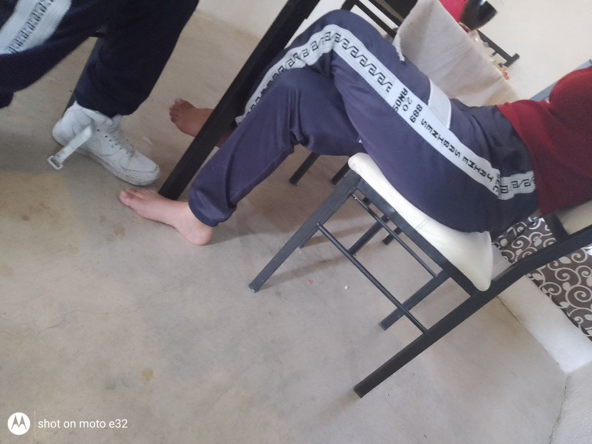 ivana313131's tweet photo. Apenas me enteré que un compañero le toma fotos a mis pies en la escuela 
Es que me gusta mucho estar descalza 🤭 https://t.co/HvSX6S3HP9