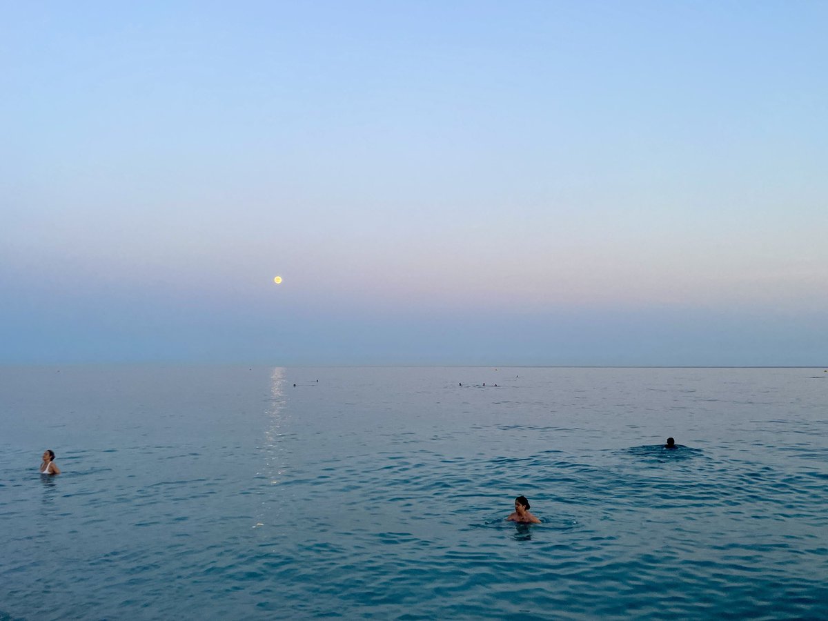 📸 21 heures ce vendredi soir sur la Promenade des Anglais à Nice. L’été au clair de lune.