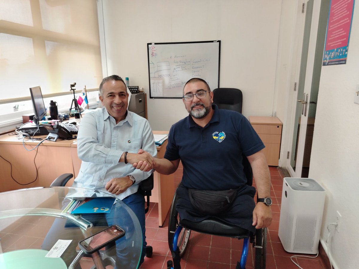RASDPANAMA1's tweet photo. En el marconde las actividades por el día internacional del niño he tenido el placer de visitar a ANIBAL MIRANDA, director ejecutivo del  Centro Ann Soullivan Panamá  (CASPAN), entidad pública y social de  apoyo a la población con autismo y necesidades especiales. ÉXITOS!!!! https://t.co/ZeMbJOsEuH