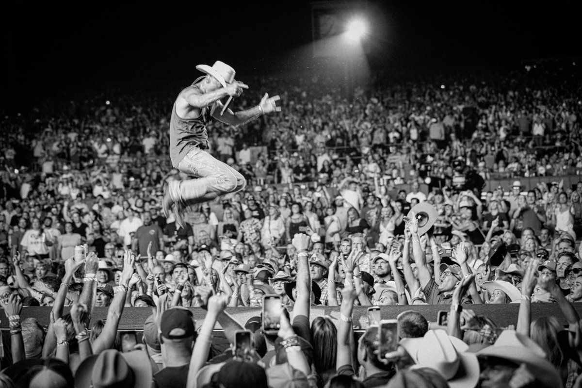 kennychesney's tweet photo. It’s been several years since we played Wheatland, CA, and last night was well worth the wait. What an audience and thanks to @_megmoroney for sharing in the experience. Los Angeles and @SoFiStadium, you are next tomorrow night!! #SunGoesDownTour https://t.co/0nLgraRZga