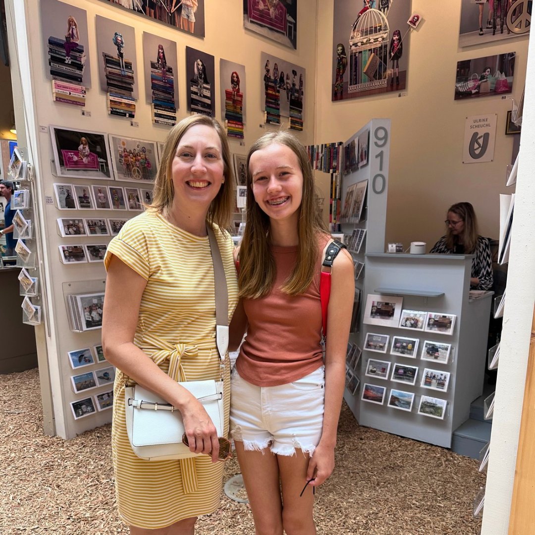 sawdust_art's tweet photo. Family memories get a colorful makeover at #SawdustArtFestival! Hello to Amy and Sophia, visiting us today from Texas! 👋
#SeeYouAtSawdust https://t.co/mRu7cQoFbr