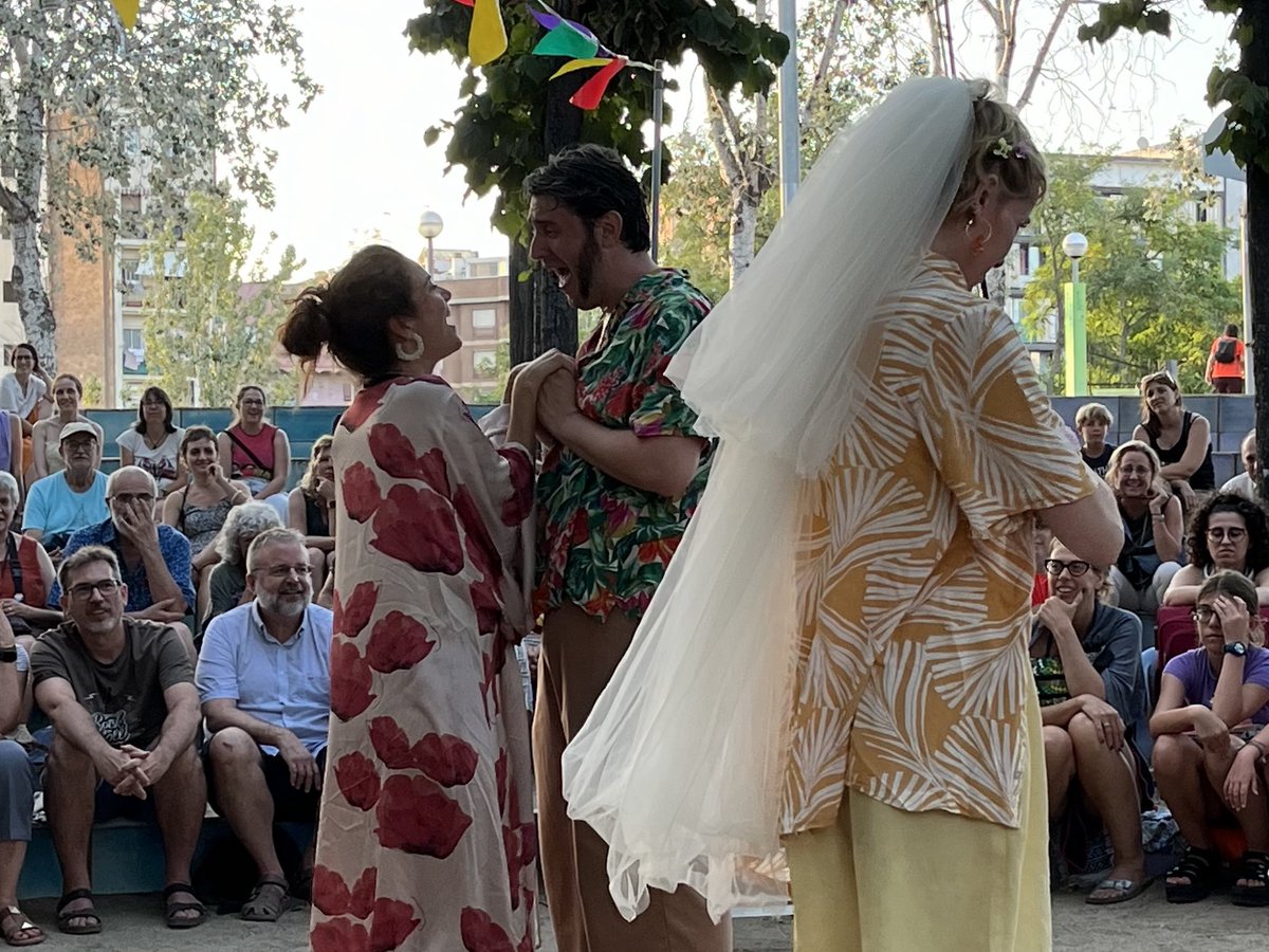 Guillem 🦋🏳️🌈 (@mahler_77) on Twitter photo L'estiu comença amb @ParkShakespeare i amb aquest "Molt soroll per res" tornen a meravellar-nos! Riures assegurats i repartiment que hi posa l'ànima. En especial un @adriadibo (plaer saludar-te al final, Adrià) i una <a href="/arilalari/">Ariadna Matas</a> enormes! Per 15 anys mes 🎭 L'estiu comença amb @ParkShakespeare i amb aquest "Molt soroll per res" tornen a meravellar-nos! Riures assegurats i repartiment que hi posa l'ànima. En especial un @adriadibo (plaer saludar-te al final, Adrià) i una <a href="/arilalari/">Ariadna Matas</a> enormes! Per 15 anys mes 🎭