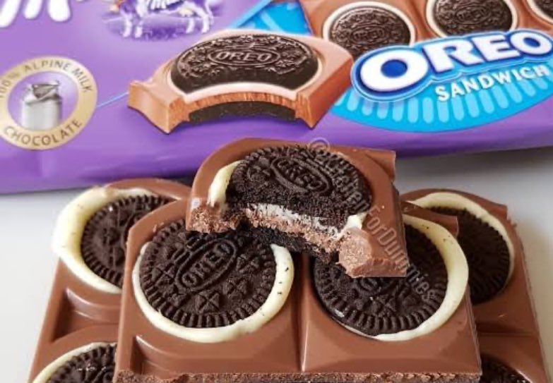 ivanizando's tweet photo. sempre fui muito cadelinha de milka oreo, mas até ontem nunca tinha visto essa versão com a bolacha de verdade no meio da barra de chocolate e mudou minha vida uma explosão de sabores e texturas que poderia viver disso pra sempre https://t.co/fPiM5hC13B