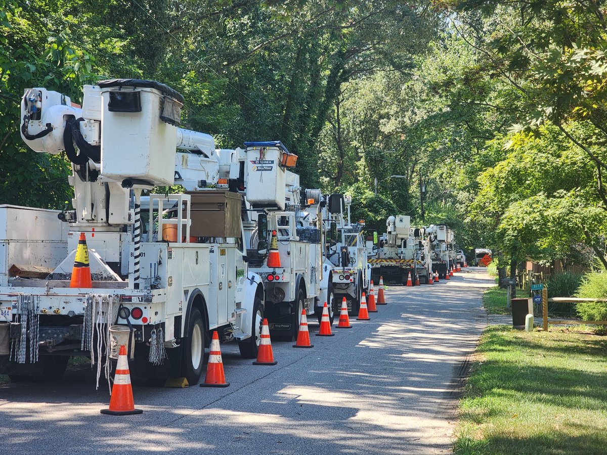 RokstadPower's tweet photo. Another storm response post from Rokstad East from another storm call. A tree came down on the primary and secondary wire and knocked out 4 spans. We quickly responded for Baltimore Gas and Electric and got things back on track. #stormresponse #keepingthelightson https://t.co/46616gzIYv
