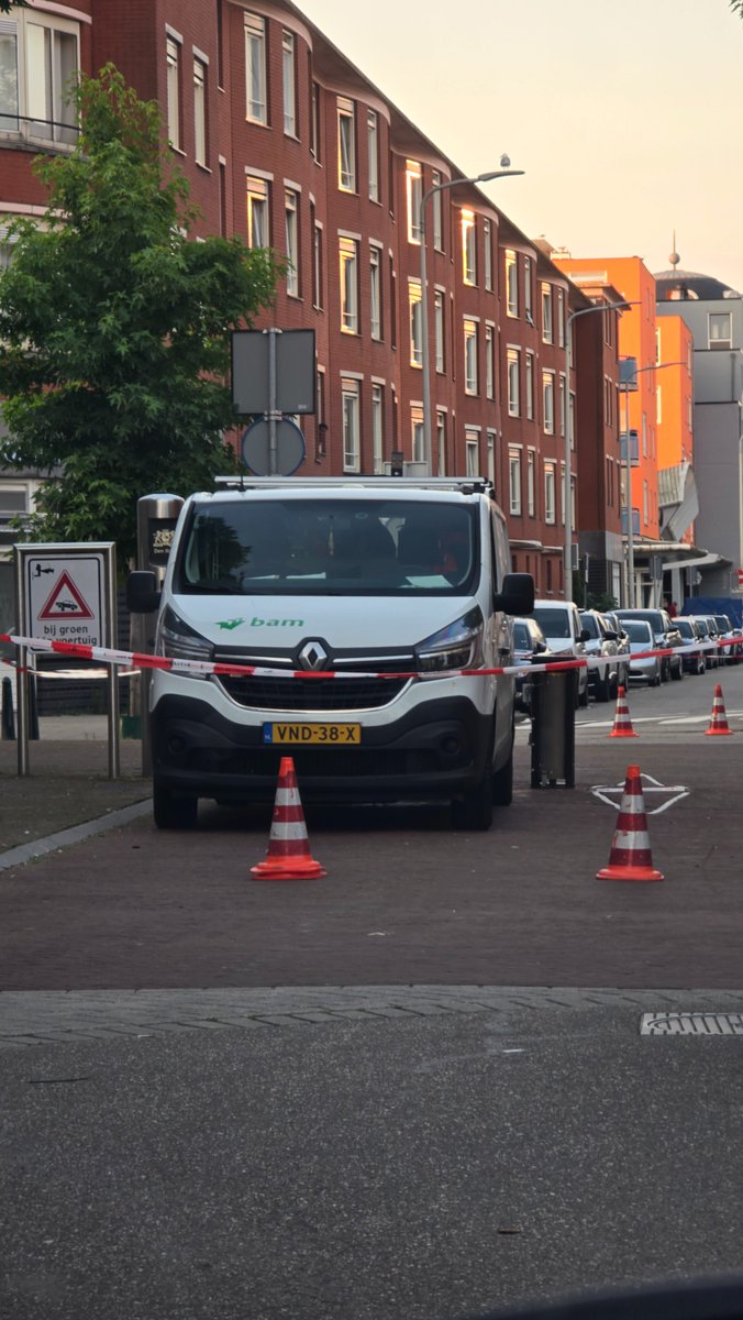 Hagenaarr's tweet photo. Na uren, ligt de poller nog steeds eruit. Wat dus betekent dat de hulpdiensten, taxi's geen gebruik kunnen maken van de weg.

De klap was vanmiddag zo hard dat de voorruit brak en airbag sprong. De Duitse mevrouw geshockeerd door het voorval. https://t.co/yqIbEExFGR