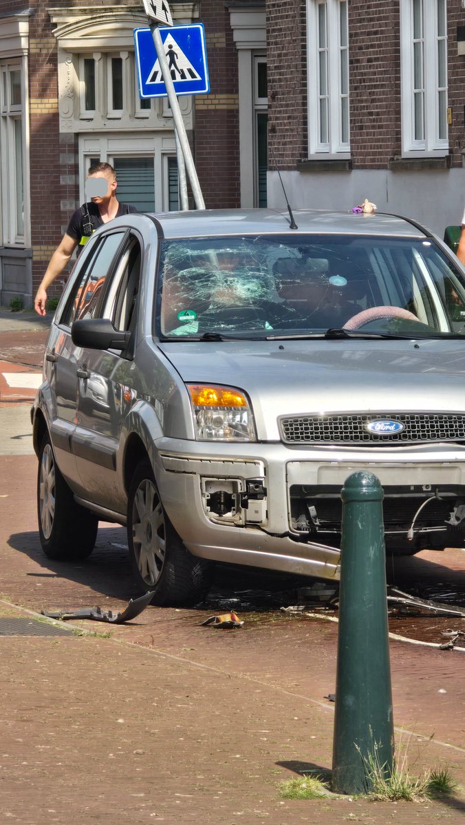 Na uren, ligt de poller nog steeds eruit. Wat dus betekent dat de hulpdiensten, taxi's geen gebruik kunnen maken van de weg.

De klap was vanmiddag zo hard dat de voorruit brak en airbag sprong. De Duitse mevrouw geshockeerd door het voorval.