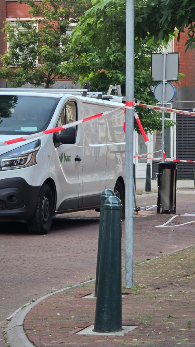 Hagenaarr's tweet photo. Na uren, ligt de poller nog steeds eruit. Wat dus betekent dat de hulpdiensten, taxi's geen gebruik kunnen maken van de weg.

De klap was vanmiddag zo hard dat de voorruit brak en airbag sprong. De Duitse mevrouw geshockeerd door het voorval. https://t.co/yqIbEExFGR