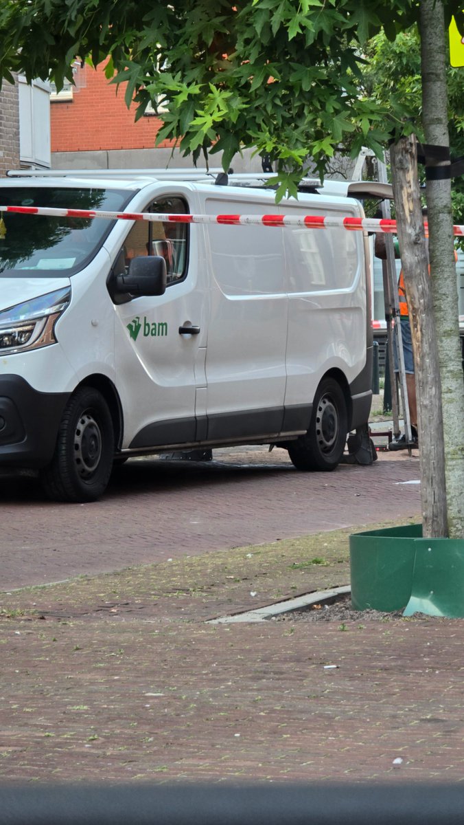 Hagenaarr's tweet photo. Na uren, ligt de poller nog steeds eruit. Wat dus betekent dat de hulpdiensten, taxi's geen gebruik kunnen maken van de weg.

De klap was vanmiddag zo hard dat de voorruit brak en airbag sprong. De Duitse mevrouw geshockeerd door het voorval. https://t.co/yqIbEExFGR
