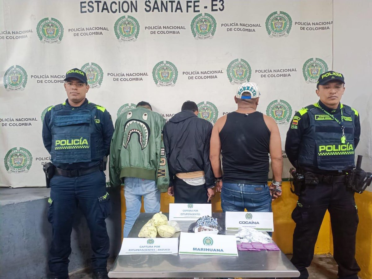 mindefensa's tweet photo. Fueron capturadas tres personas con 800 dosis de estupefacientes, quienes habrían creado una nueva red de distribución de drogas en el barrio La Alameda, localidad de Santa Fe.

Este resultado se da gracias a la información de la ciudadanía y al trabajo de @PoliciaBogota en la lucha frontal contra el microtráfico en la capital.
