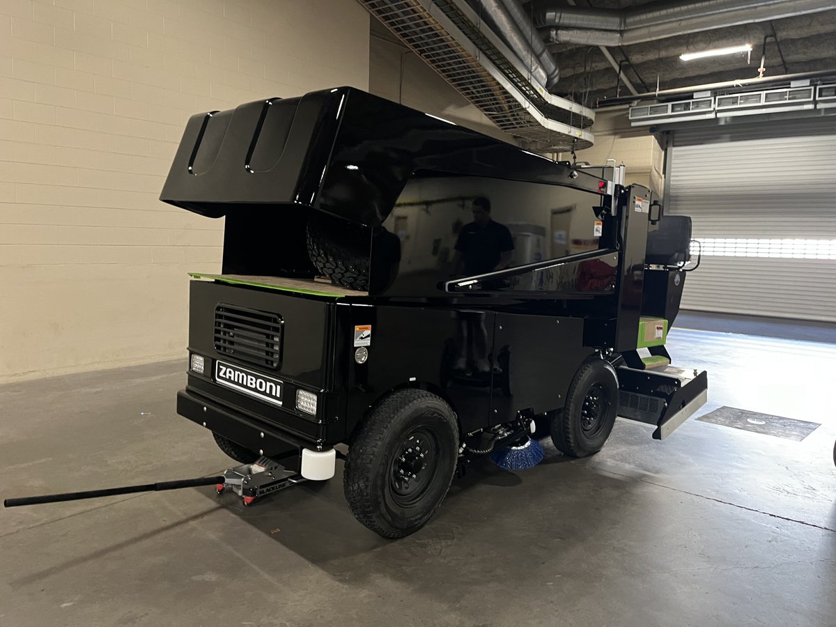 florx003's tweet photo. Loving that new Zamboni Smell at the Rinks https://t.co/0WNtjFnlP7