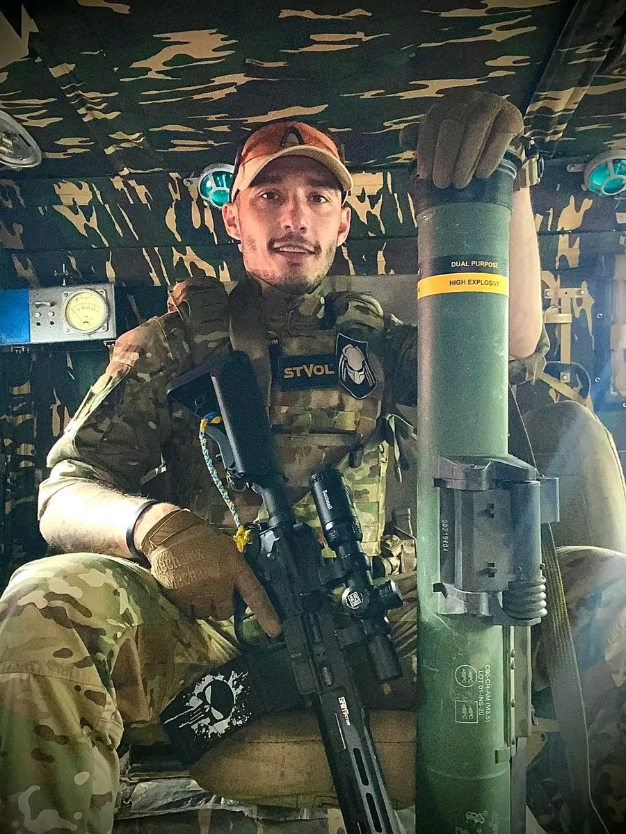 #Ukraine: From the Archives - 🇺🇦 #Ukrainian soldier with a #Spanish 🇪🇸-supplied C90-CR-AM (M3.5) disposable rocket-propelled grenade launcher.

I have a large number of photos and recordings of this launcher in Ukraine in the archive.

#UkraineWar #UkraineRussianWar #USA #Spain