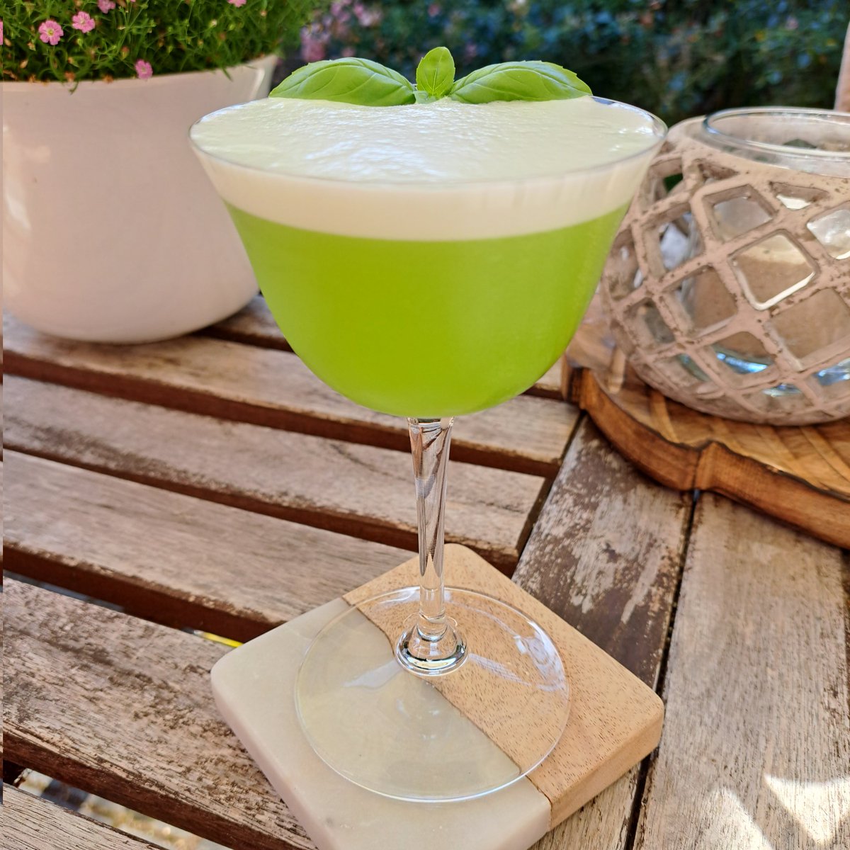 MyDailyGin's tweet photo. Gin Basil Sour 
🍸
• 7 cl Gin
• 2,25 cl Zitronensaft 
• 1 cl Zuckerzirup
• 1 Eiweiß 
• 4 Tropfen Salzlösung
• gute Handvoll Basilikum (3 große Stängel) https://t.co/sgs8SJlHxQ