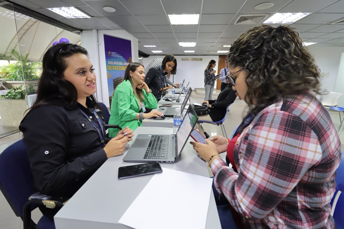 CGRVenezuela's tweet photo. Miembros del equipo directivo del @MinpublicoVEN acompañaron a las y los funcionarios de alto nivel y de confianza al momento de realizar la actualización de la DJP, destacando la importancia de cumplir con ese responsable compromiso para la transparencia del servicio público. https://t.co/ymTIuB7aRl