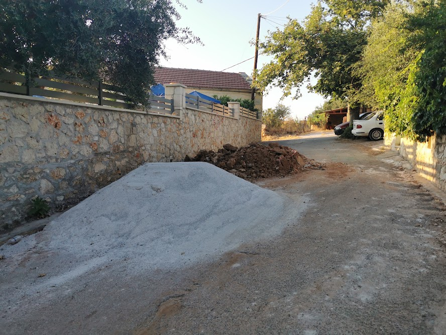 LittleMissDebb1's tweet photo. There's been a huge hole in the road outside my house for about 2 weeks now - no barriers, no tape, no streetlight nearby. #OnlyInGreece https://t.co/3XrsOczpTx