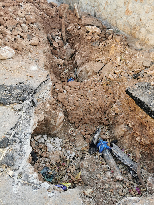 LittleMissDebb1's tweet photo. There's been a huge hole in the road outside my house for about 2 weeks now - no barriers, no tape, no streetlight nearby. #OnlyInGreece https://t.co/3XrsOczpTx