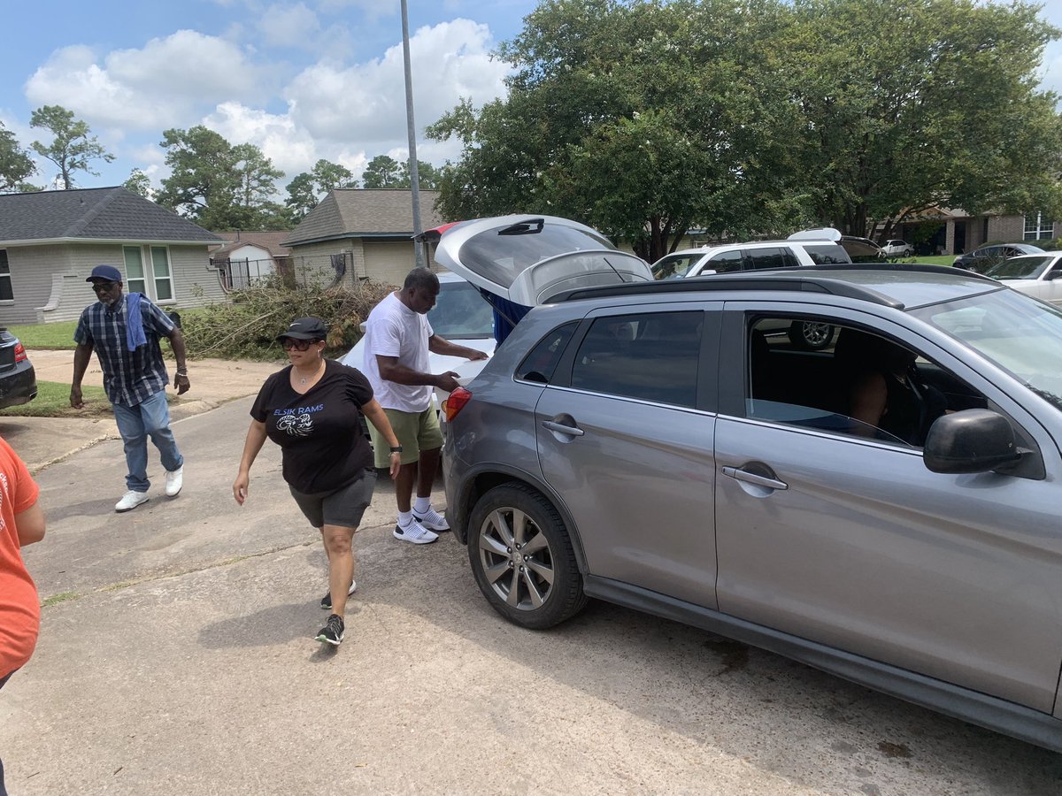 HPDOCAAALIAISON's tweet photo. Northwood Manner Civic Club teamed up with the Salvation Army,  Super Neighborhoods #46 &amp; #47 to pass out hot meals, cleaning supplies and water. @houstonpolice @AapolH @ABHudsonHPD @DetCarr1 https://t.co/VqN1aw1hAi