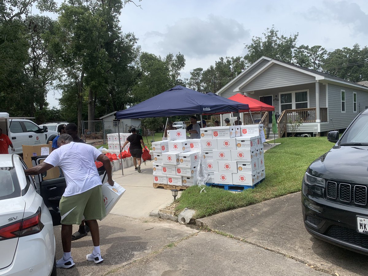 HPDOCAAALIAISON's tweet photo. Northwood Manner Civic Club teamed up with the Salvation Army,  Super Neighborhoods #46 &amp; #47 to pass out hot meals, cleaning supplies and water. @houstonpolice @AapolH @ABHudsonHPD @DetCarr1 https://t.co/VqN1aw1hAi